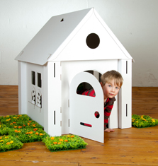 Calafant, Cardboard playhouse