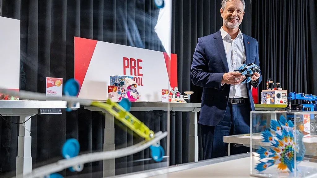 Spielwarenmesse CEO Christian Ulrich admires the 2023 ToyAward nominees,