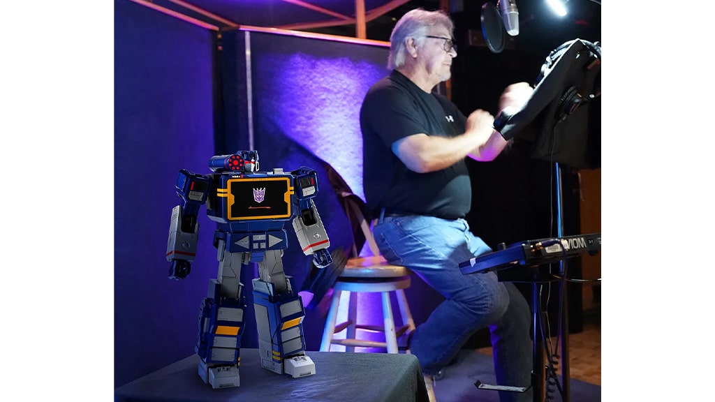 Robosen Launches First Auto-Converting Soundwave Robot - The Toy Book
