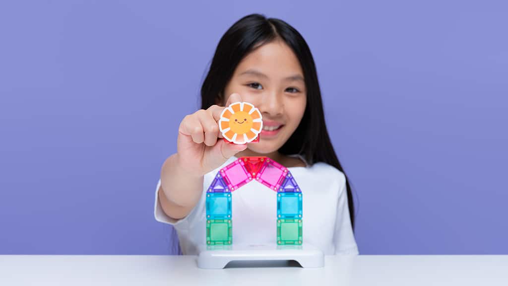 Make mini masterpieces with this CONNETIX travel pack. | Source: Brave Toys